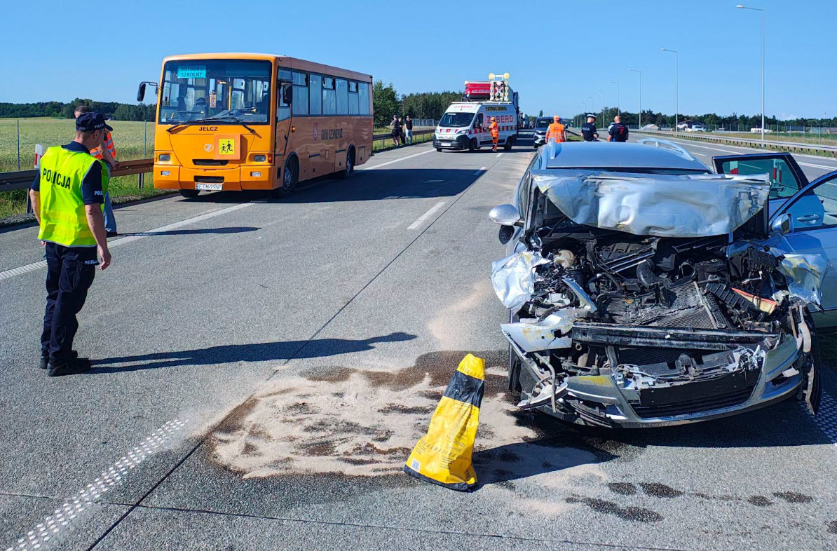 Wypadek na S8, samochód uderzył w autobus szkolny. Lądował śmigłowiec LPR