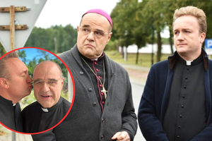 Na zdjęciu widać mężczyzn w duchownych stroju, rozmawiających przy drodze.