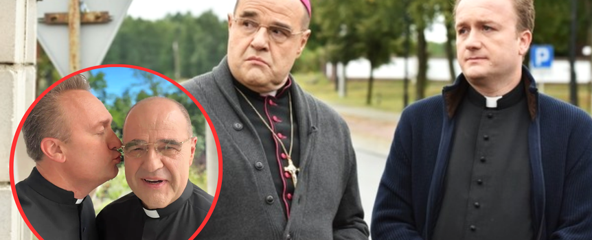 Na zdjęciu widać mężczyzn w duchownych stroju, rozmawiających przy drodze.