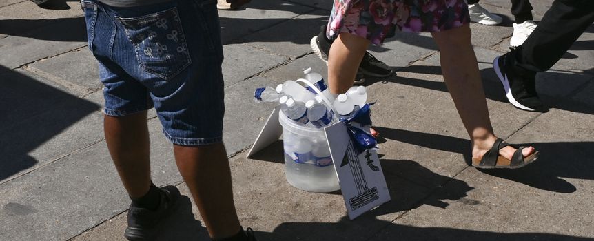 mężczyzna rozdaje wodę w upał