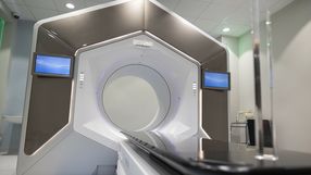 Nowoczesne urządzenie do diagnostyki medycznej w jasnym pomieszczeniu, z ekranami i podświetleniem.