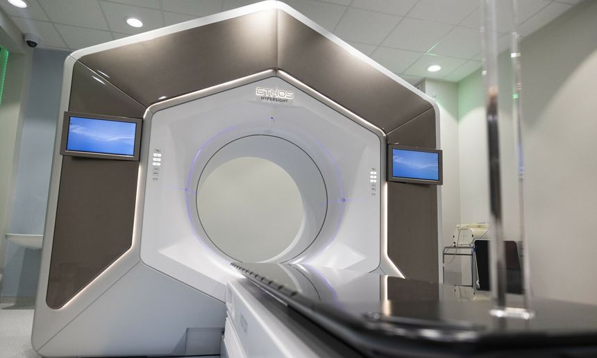Nowoczesne urządzenie do diagnostyki medycznej w jasnym pomieszczeniu, z ekranami i podświetleniem.
