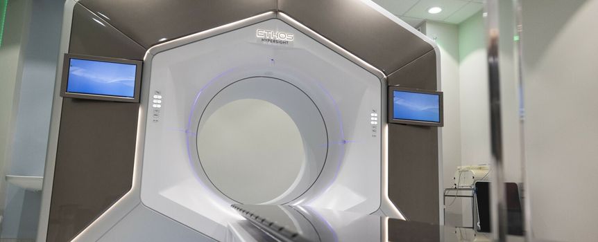 Nowoczesne urządzenie do diagnostyki medycznej w jasnym pomieszczeniu, z ekranami i podświetleniem.