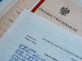 Na zdjęciu widoczne są dwa świadectwa szkolne oraz dokument z ocenami i wynikami klasyfikacji.