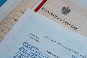 Na zdjęciu widoczne są dwa świadectwa szkolne oraz dokument z ocenami i wynikami klasyfikacji.