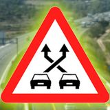 Znak drogowy P-35 na tle hiszpańskiej autostrady