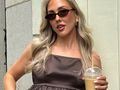 Influencerka w czekoladowej bluzce