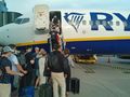 pasażerowie wsiadają do samolotu Ryanair