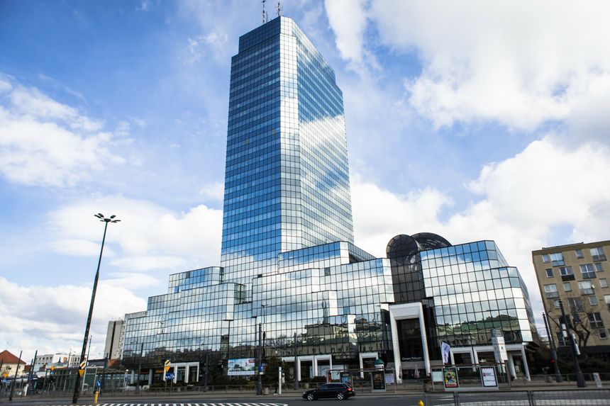 Błękitny wieżowiec w Warszawie