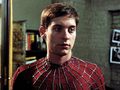 Mężczyzna w charakterystycznym kostiumie Spider-Mana z siecią, z wyrazem zmartwienia.