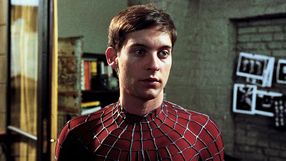 Mężczyzna w charakterystycznym kostiumie Spider-Mana z siecią, z wyrazem zmartwienia.