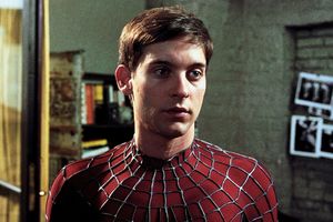 Mężczyzna w charakterystycznym kostiumie Spider-Mana z siecią, z wyrazem zmartwienia.