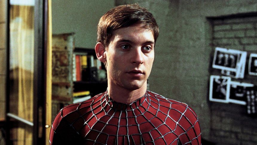 Mężczyzna w charakterystycznym kostiumie Spider-Mana z siecią, z wyrazem zmartwienia.