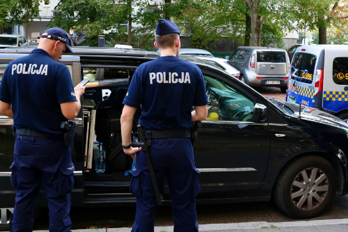 27-latek zostawił psa w nagrzanym aucie. Tragiczny finał policyjnej interwencji