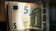 Zdjęcie przedstawia złożony banknot 5 euro z widocznymi detalami architektonicznymi.