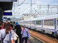 Podróżni czekający na pociąg
