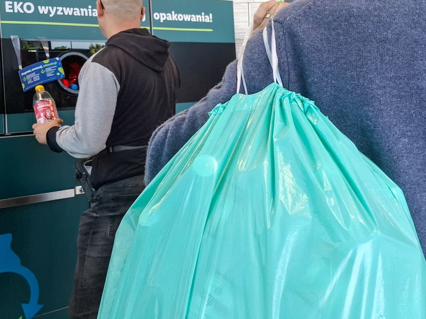 kolejka do recyklomatu
