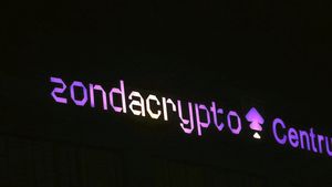 Napis Zondacrypto na siedzibie Polskiego Komitetu Olimpijskiego