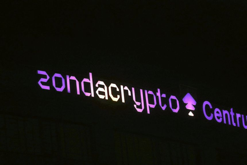 Napis Zondacrypto na siedzibie Polskiego Komitetu Olimpijskiego