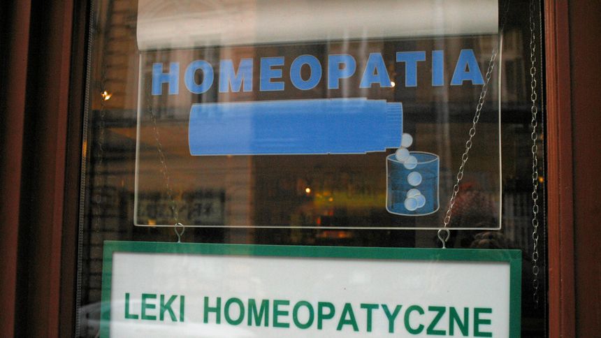 Apteka z lekami homeopatycznymi (zdjęcie ilustracyjne)