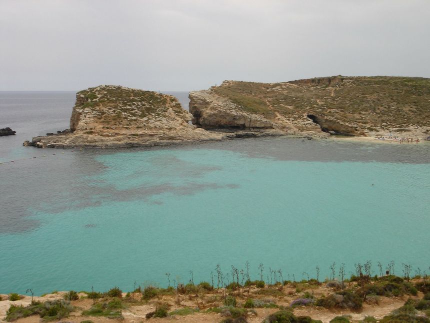 Malta, błękitna laguna na wyspie Comino