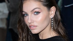 Thylane Blondeau w długich, błyszczących kolczykach, z mokrymi włosami i wyrazistym makijażem.