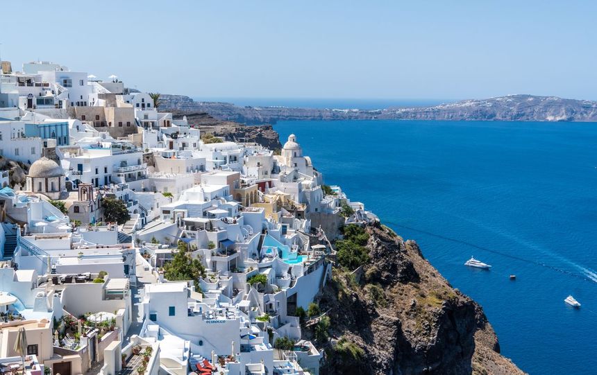 Białe domy w Santorini (Grecja)