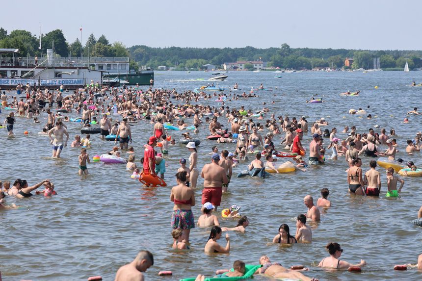 ludzie kąpią się w zalewie