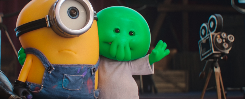 Na zdjęciu dwa kolorowe stworki: żółty minion i zielony potwór w białej szacie na planie filmowym.