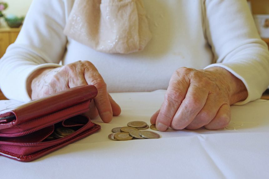 seniorka liczy pieniądze