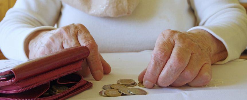 seniorka liczy pieniądze