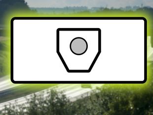 Znak drogowy E11b na tle czeskiej autostrady