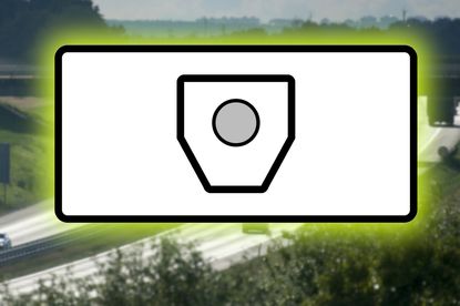Znak drogowy E11b na tle czeskiej autostrady