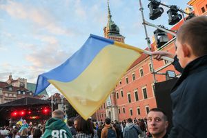 Flaga Ukrainy na Placu Zamkowym w Warszawie