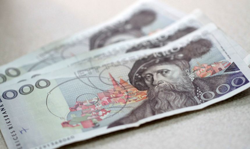 Na zdjęciu widoczne są banknoty w kolorze jasnoszarym z postacią mężczyzny.