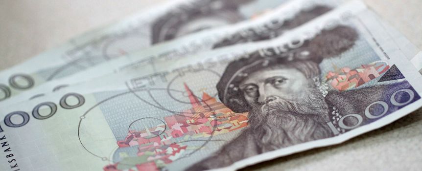 Na zdjęciu widoczne są banknoty w kolorze jasnoszarym z postacią mężczyzny.