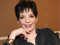 Liza Minnelli w czarnej koszuli na brązowym tle