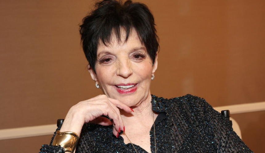 Liza Minnelli w czarnej koszuli na brązowym tle