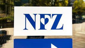 Logo NFZ na ścianie, niebieskie litery na białym tle, z sercem w literze 