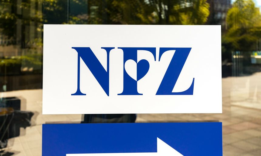 Logo NFZ na ścianie, niebieskie litery na białym tle, z sercem w literze 