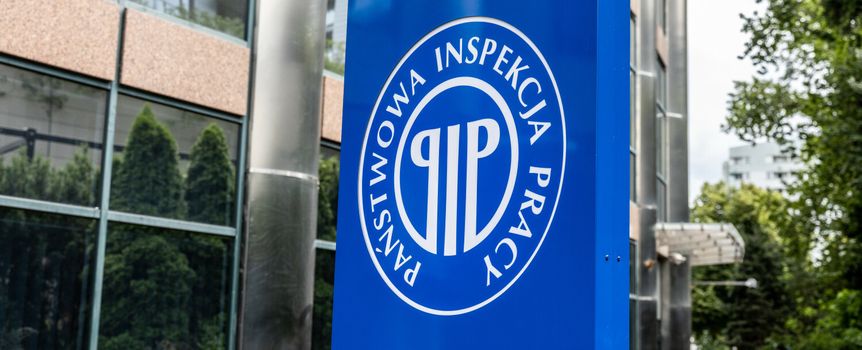 Na zdjęciu widoczny jest niebieski znak z napisem 