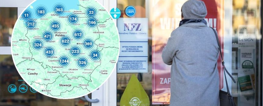 Kobieta w szarym płaszczu przy wejściu do placówki NFZ, patrzy na plakat informacyjny.