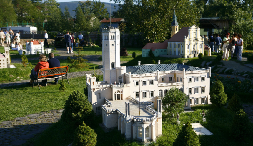 Miniatury budynków między alejkami w Parku Miniatur Zabytków Dolnego Śląska w Kowarach