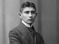 Franz Kafka. Młody mężczyzna w eleganckim garniturze, patrzący poważnie w obiektyw aparatu.