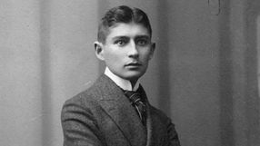 Franz Kafka. Młody mężczyzna w eleganckim garniturze, patrzący poważnie w obiektyw aparatu.