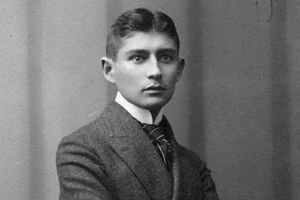 Franz Kafka. Młody mężczyzna w eleganckim garniturze, patrzący poważnie w obiektyw aparatu.