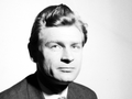 Czarno-biały portret Stanisława Mikulskiego