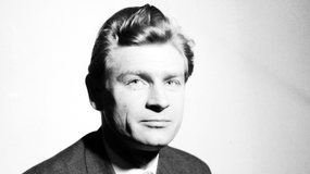 Czarno-biały portret Stanisława Mikulskiego