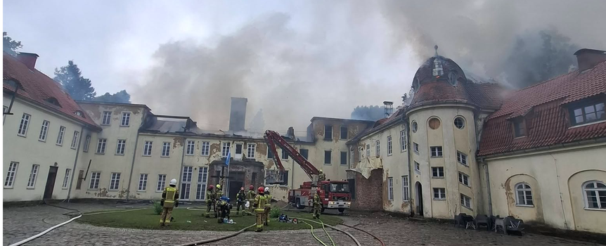 Płonie zabytkowy pałac