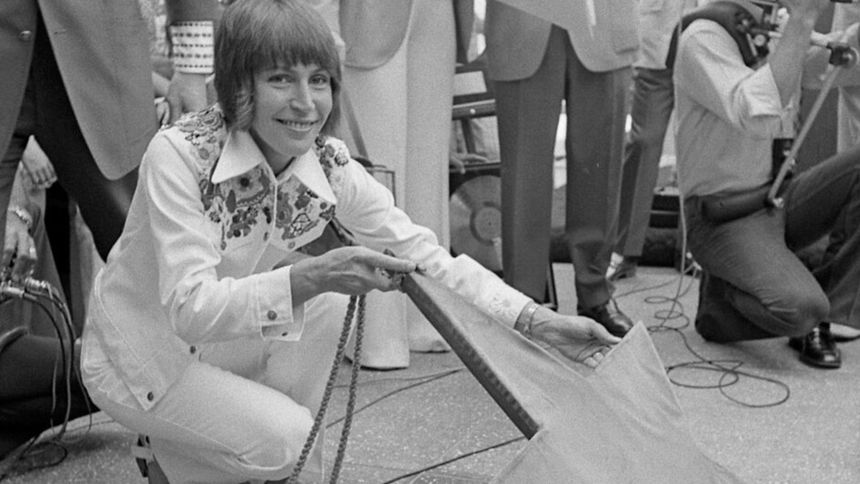 Helen Reddy odsłania swoją gwiazdę na Hollywood Walk of Fame 